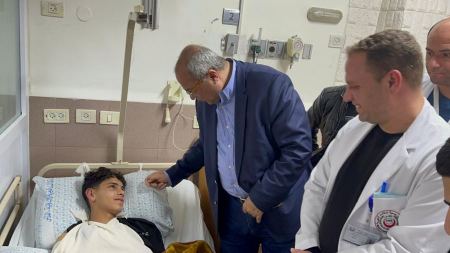 النائب احمد الطيبي يزور الفتى خضر غراب بالمستشفى